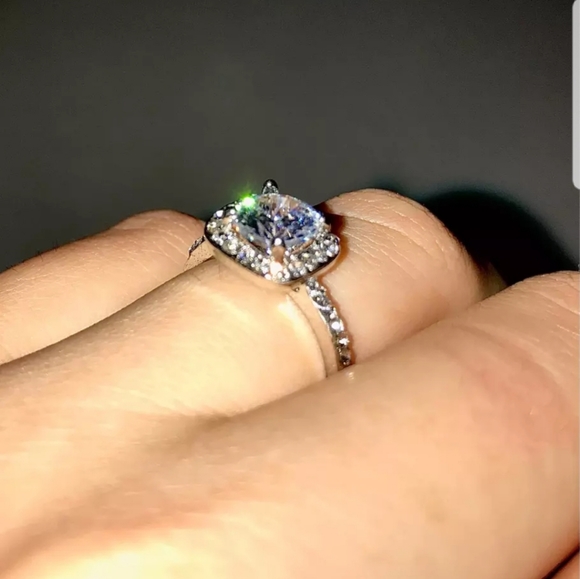 Beautiful white Crystal Zircon engagement ring! - Picture 2 of 7